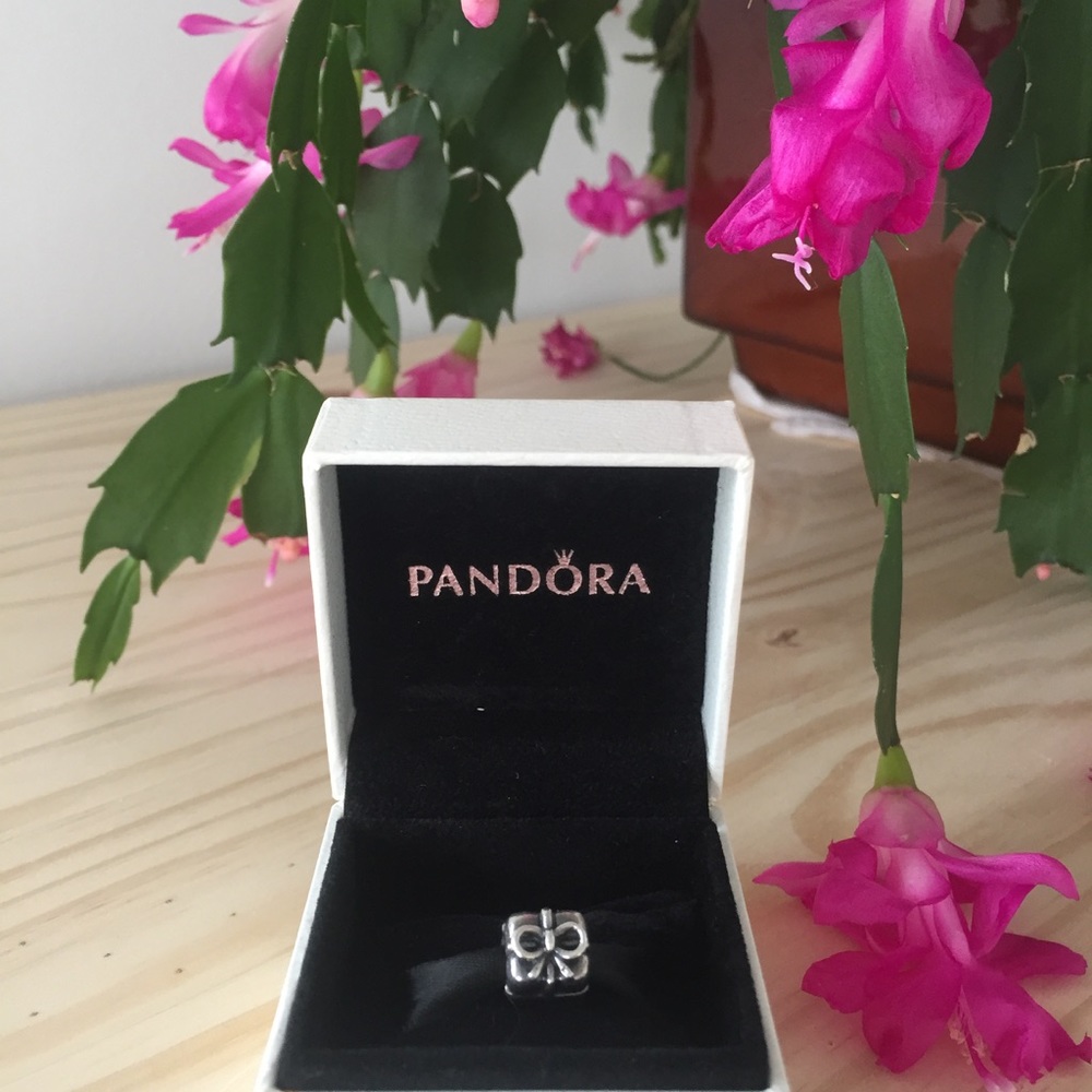 Pandora Present Charm (with box)